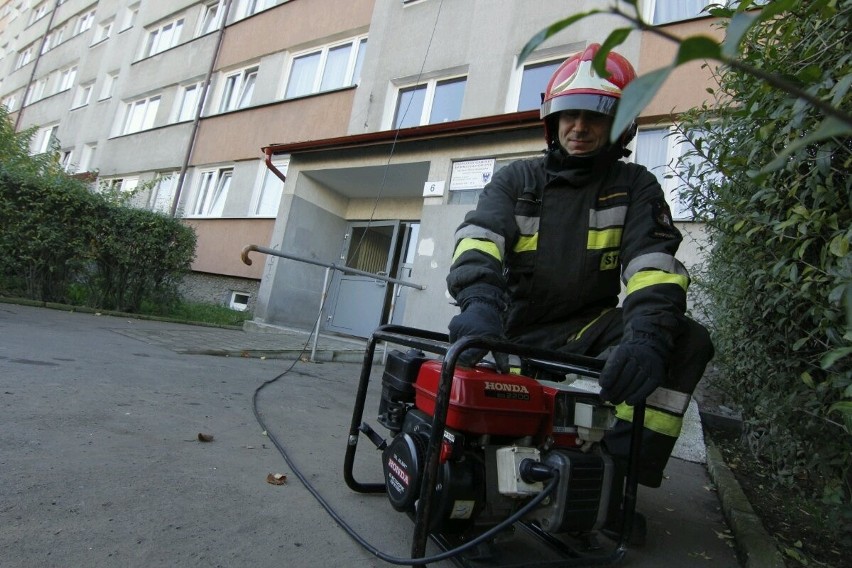 Wrocław: Strażacy dostarczają prąd, by utrzymać mężczyznę przy życiu [FOTO]