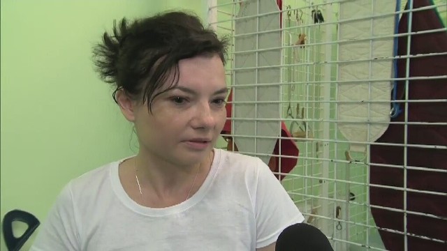 "Miałam nie mieć nogi, ale chodzę". Pogryziona przez psy 41-latka wraca do zdrowia w Bydgoszczy.