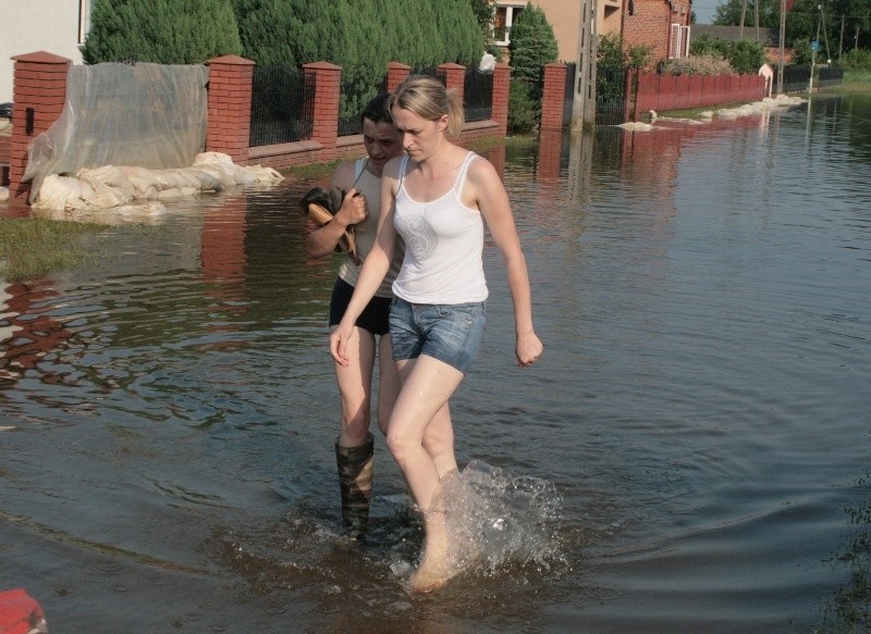 Woda zalała wiele domów. Do gospodarstw trzeba chodzić przez...