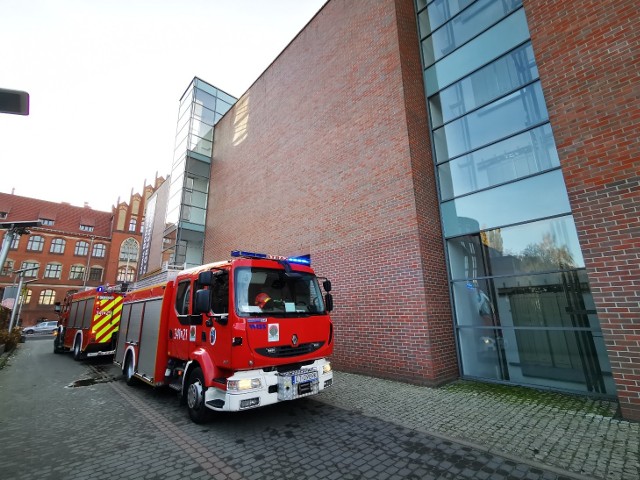 Pożar w Centrum Sztuki Współczesnej „Znaki Czasu” w Toruniu - na szczęście to zaplanowane ćwiczenia straży pożarnej.W ćwiczeniach w CSW brały udział trzy zastępy strażackie.