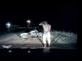 Gnał na motorze ubrany tylko... w but [VIDEO]