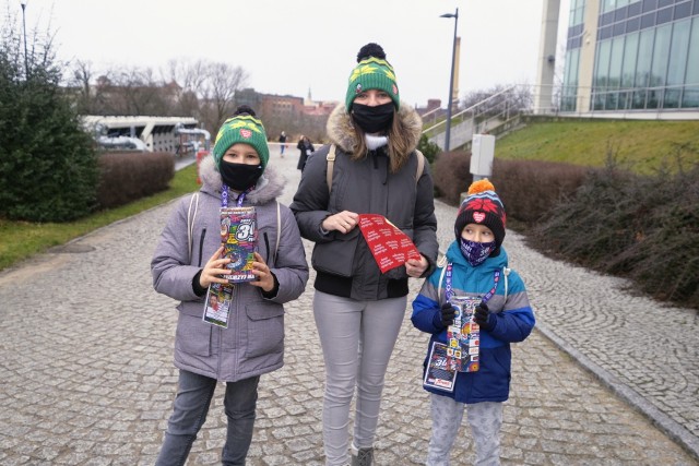 W całej Wielkopolsce działa 196 sztabów Wielkiej Orkiestry Świątecznej Pomocy, które w tym roku zbierają pieniądze dla okulistyki dziecięcej. W samym Poznaniu jest ich 14. W niedzielę już od rana, mimo fatalnej pogody, na na ulice miasta wyruszyli wolontariusze. Dużo dzieje się także w poznańskich sztabach.Zobacz zdjęcia -->