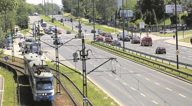 Przy skrzyżowaniu ul. Wielickiej i Teligi tramwaje skręcają teraz w lewo. Dzięki nowemu torowisku, jechałyby też prosto, do Rżąki