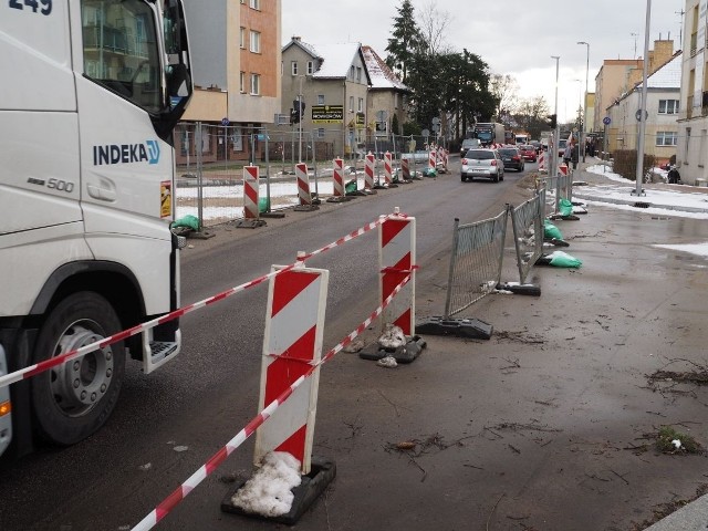 Całkowita wartość remontu ul. Piłsudskiego w Koszalinie wynosi 13,8 mln zł, przy dofinansowaniu z Rządowego Funduszu Rozwoju Dróg na poziomie blisko 4,7 mln złotych. Wykonawcą robót jest firma Strabag.