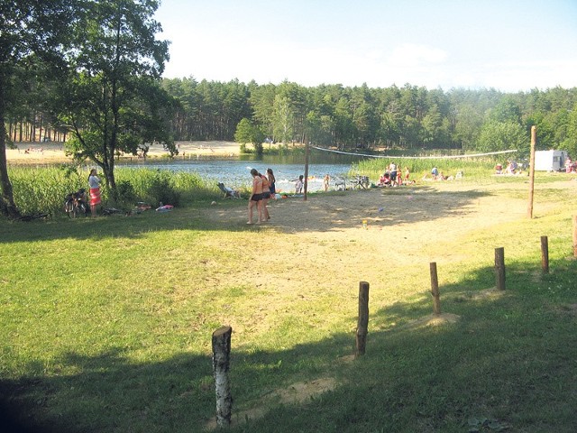 Plażowicze najczęściej przyjeżdżają do Byszyna rowerami. &#8211; My zawsze jeździmy z chłopakami na godzinkę &#8211; szybka kąpiel i z powrotem do domu &#8211; mówi Olek, czternastoletni mieszkaniec Moczyłek.