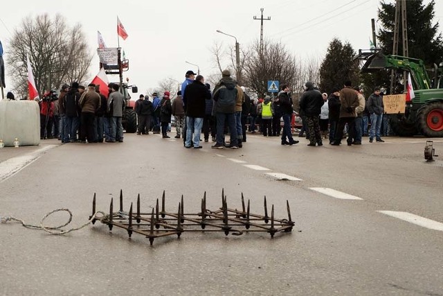 W Wysokiem Mazowieckiem rolnicy od środy blokują drogę krajową nr 66. Na zdjęciu blokada w Knyszynie.