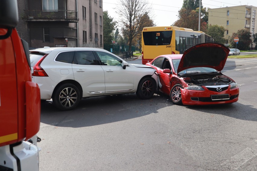 Stłuczka na ul. Zielonej. Volvo uderzyło w mazdę. ZDJĘCIA