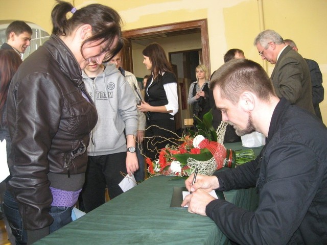 Uczniowie strzeleckiego technikum tłumnie ustawiali się po autograf olimpijczyka Tomasza Kucharskiego. Ten z uśmiechem na ustach rozdawał kolejne podpisy.