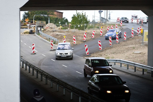 Teraz pozostaje jedynie ukończyć budowę nowego mostu przez Kanał Bydgoski. Przeprawa, która poprowadzi również pod wiadukt ma być gotowa do końca 2015 roku.