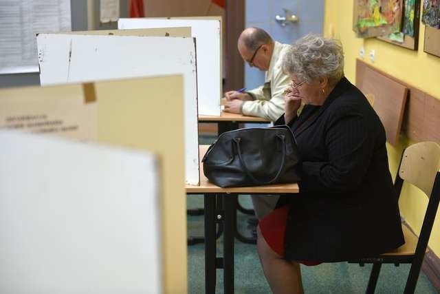 Urząd Miasta w Toruniu zapewnia niepełnosprawnym wyborcom z Torunia bezpłatny dojazd do lokali wyborczych. Na zdjeciu OKW nr 55 przy pl. św. Katarzyny 8