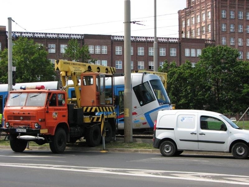 Wrocław: Wykolejenie tramwaju 33 Plus. Pojazd wypadł z szyn na placu Społecznym (ZDJĘCIA)