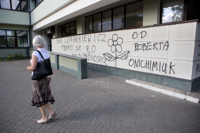 "Lekarze ZUS jesteście moralnymi trupami". Napisy na budynku ZUS-u 