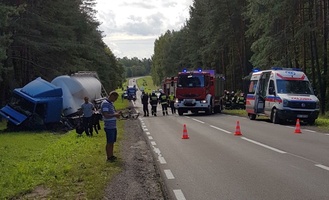 Do tragicznego wydarzenia doszło około godziny 10. Na drodze krajowej nr 65 za Dobrzyniewem zderzyły się ze sobą osobowa mazda i ciężarówka. Niestety, kierujący osobówką 62-letni mężczyzna zginął.Wypadek śmiertelny na DK8. Czołowe zderzenie dwóch ciężarówek. Jedna osoba zginęła