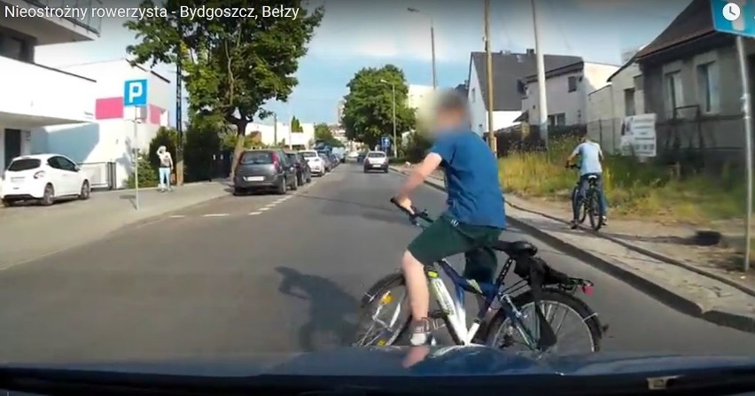 Rowerzysta wjeżdża pod koła samochodu na Bełzy w Bydgoszczy. Refleks kierowcy pozwala uniknąć wypadku! [wideo, zdjęcia]