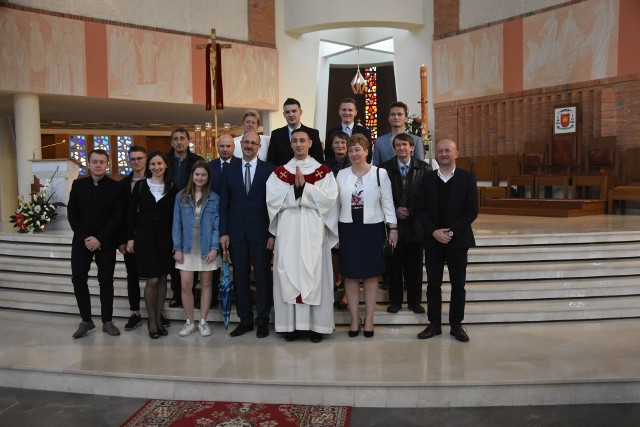 Jedenastu diakon&oacute;w z diecezji kieleckiej przyjęło święcenia kapłańskie w Sanktuarium świętego J&oacute;zefa Opiekuna Rodziny w Kielcach z rąk biskupa kieleckiego Jana Piotrowskiego. To święto całej diecezji, ale r&oacute;wnie niezwykle ważny dzień nie tylko w życiu nowych kapłan&oacute;w, ale r&oacute;wnież ich bliskich. Dlatego po zakończonej Eucharystii były życzenia od najbliższych i pamiątkowe zdjęcia. &lt;script async defer class=&quot;XlinkEmbedScript&quot;  data-width=&quot;640&quot; data-height=&quot;360&quot; data-url=&quot;//get.x-link.pl/d1a250bf-2088-2eb8-7ddb-795bfaafd387,f0253b5e-3abf-6ac6-0214-0df199fd60d0,embed.html&quot; type=&quot;application/javascript&quot; src=&quot;//prodxnews1blob.blob.core.windows.net/cdn/js/xlink-i.js?v1&quot; &gt;&lt;/script&gt;- Nie byłoby tu nas, gdyby nie Wy - kochani rodzice. Dziękujemy za trud włożony w nasze wychowanie, za waszą troskę, a nadto za waszą ufność wobec Boga i Jego woli. Dziękujemy także naszym rodzinom i przyjaciołom. Wielu z nas doświadczało, że B&oacute;g działa waśnie przez was, pomagając nam odkryć nasze powołanie - m&oacute;wił na zakończenie mszy świętej ksiądz Michał Bieroński z parafii Tr&oacute;jcy Świętej w Jędrzejowie.Oto nowi kapłani w diecezji kieleckiejDawid Bęben, Drugnia - powiat kielecki, parafia Świętego WawrzyńcaMichał Bieroński, Jędrzej&oacute;w, parafia Tr&oacute;jcy ŚwiętejSebastian Brzoza, Leszczyny, parafia Świętego JackaDawid Dzienniak, Nakło, parafia Świętego MikołajaSebastian Flak, Piekosz&oacute;w, parafia Narodzenia Najświętszej Marii PannyJakub Janicki, Pilica (diecezja sosnowiecka), parafia Świętego Jana Chrzciciela i Świętego Jana EwangelistyAndrzej Piszczek, Kielce, parafia Świętej Jadwigi Kr&oacute;lowejKarol Rasała, Kielce, parafia Niepokalanego Serca Najświętszej Marii PannyKrystian Rowiński, Grzymałk&oacute;w - powiat kielecki, parafia Przemienienia PańskiegoPaweł Smolarczyk, Piekosz&oacute;w - powiat kielecki, parafia Narodzenia Najświętszej Marii PannyMichał Woźniak, Brzesko (diecezja tarnowska), parafia Miłosierdzia Bożego(dor)