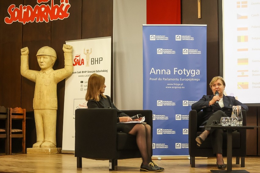 Anna Fotyga: "Społeczeństwo rosyjskie musi bezpośrednio odczuć konsekwencje agresji". Co dalej z losem tysięcy Rosjan?