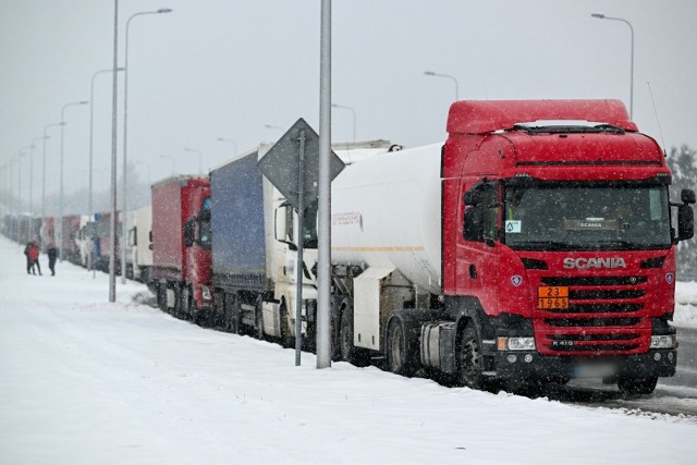 Z problemami komunikacyjnymi przy granicy Polski z Ukrainą kierowcy ciężarówek zmagają się od wielu dni. Utrudnienia spowodowane są protestem przewoźników i rolników oraz blokadą przejścia granicznego w Korczowej
