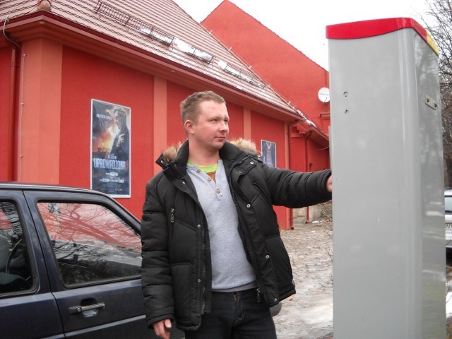 Pan Łukasz wykupił bilet parkingowy przy kinie jako jeden z ostatnich. W piątek przed 15 parkometr zniknął.