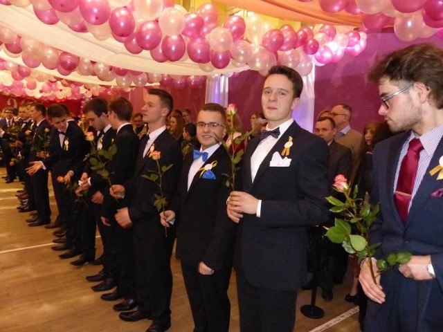 Były róże od chłopców dla ich partnerek tańczących razem z nimi pierwszego poloneza