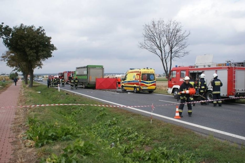 Kierowca osobówki poniósł śmierć na miejscu.