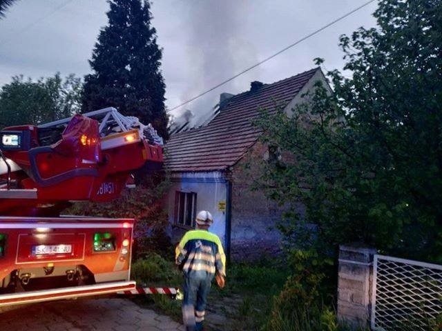 W pożarze w Chwałowicach zginął mężczyzna. Strażacy szukają...