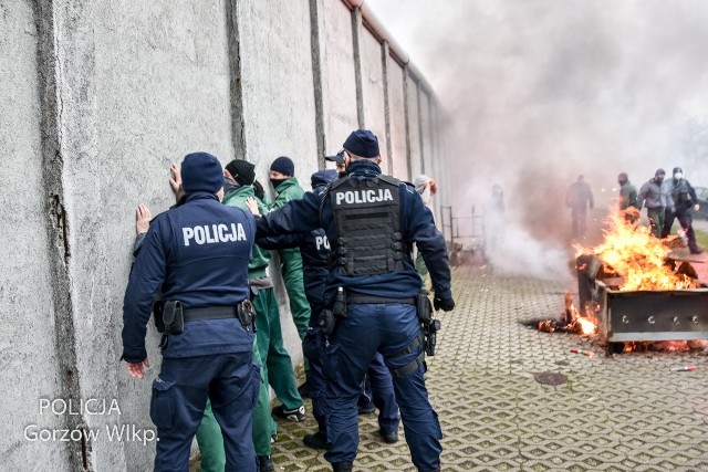 Gorzowscy policjanci wraz ze strażą pożarną i strażnikami więziennymi przeprowadzili wspólne ćwiczenia na terenie przyległym do zakładu karnego.