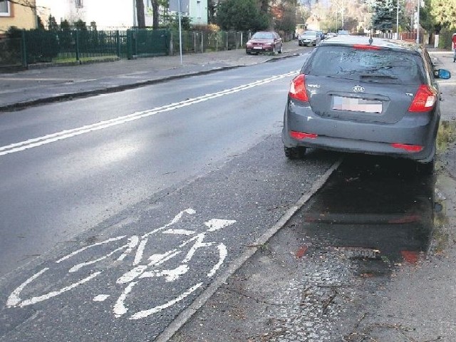 Samochody zaparkowane na drodze tylko dla rowerów denerwują cyklistów