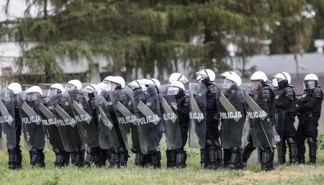 Policja zabezpieczała w sobotę kibiców Motoru Lublin na ul. Witosa w Rzeszowie. Motor grał mecz z Resovią. Goście wygrali 3:1.Zobacz także: Utrudnienia na al. Witosa. Autokary kibiców na pasie ruchuOstatnia kolejka 3 ligi [WYNIKI, RELACJE]