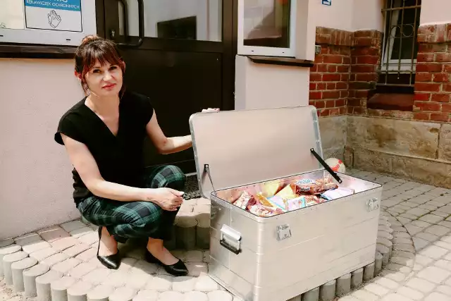 Monika Nowak, dyrektor Domu Dziecka w Długiem prezentuje skrzynię pełną słodyczy, podarowaną placówce przez popularnego influencera