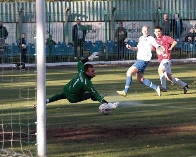 Pomocnik Okocimskiego Piotr Darmochwał (w czerwonej koszulce) zdobywa pierwszego gola dla gospodarzy Fot. Grzegorz Golec