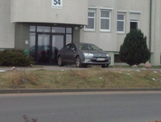 Autodrań zaparkował tuż przy wejściu do budynku w Gorzowie
