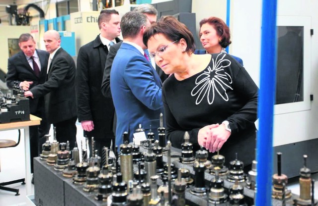 Radomska Fabryka Broni jest oczkiem w głowie premier Ewy Kopacz. Na zdjęciu: premier podczas wizyty w przedsiębiorstwie.   