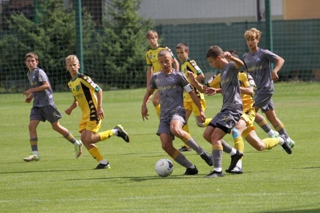 Młodzi piłkarze Siarki (na żółto) potrzebują punktów do utrzymania.