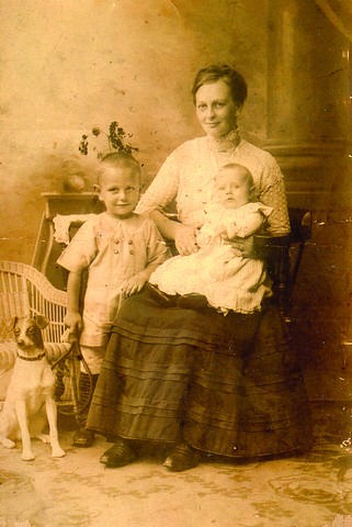 Anna Szelegiewicz z dziecmi: Janem (ur. 1917 r. i Anną (ur....