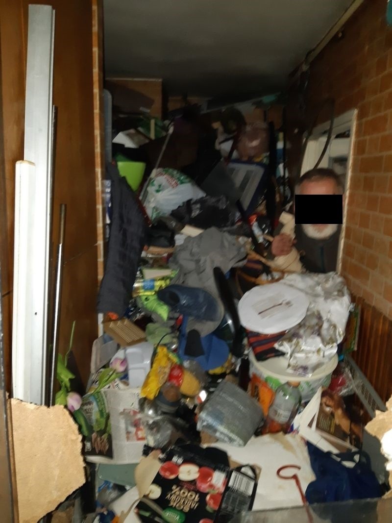 Śmieci po sam sufit - inowrocławianin mieszkał w nich razem ze schorowaną matką