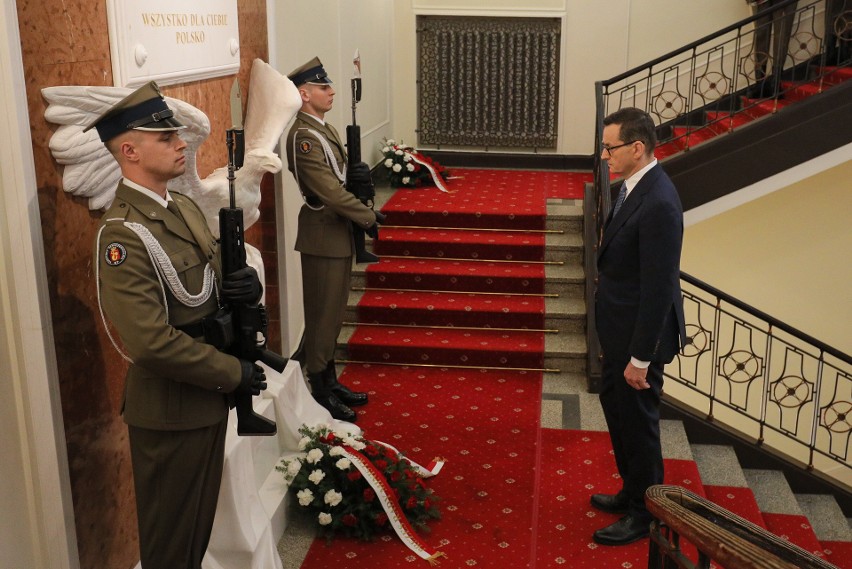 Premier Morawiecki złożył kwiaty upamiętniając ofiary...