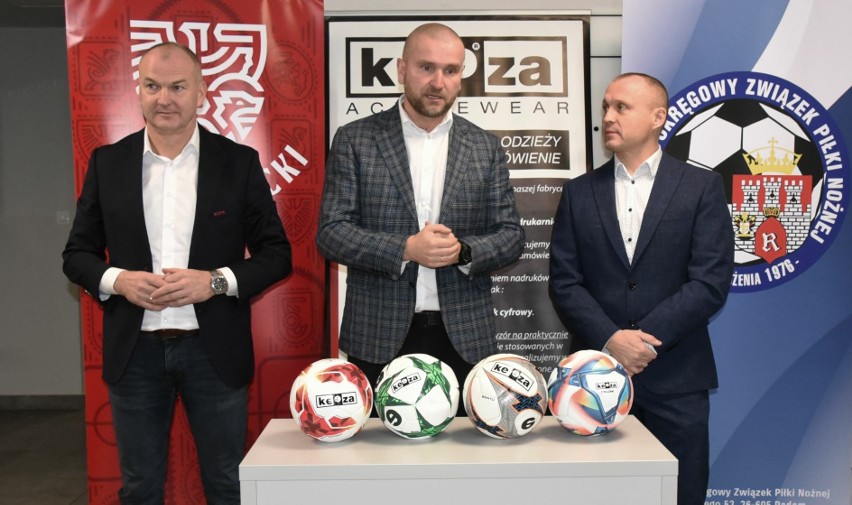 Do klubów piłkarskich z regionu radomskiego trafi ponad 1200 piłek. Zobacz zdjęcia 