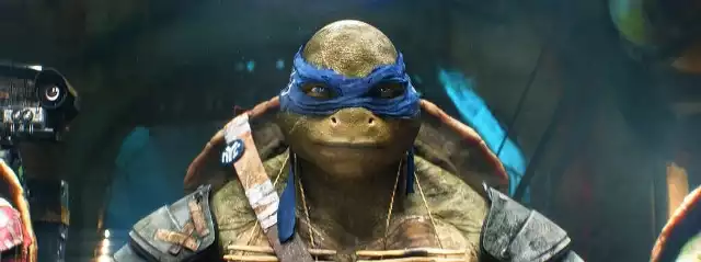 "Wojownicze żółwie ninja"Grupa zmutowanych wojowników ninja przeciwstawiają się demonicznemu Shredderowi i jego planom.Zapanował trudny czas dla Nowego Jorku. Shredder (Tohoru Masamune) i jego Klan Walczących Stóp terroryzują wszystkich – od policji po najważniejszych polityków w mieście. Przyszłość nie przedstawia się różowo. Z odsieczą przychodzą jednak cztery wojownicze żółwie ninja – Donatello (Jeremy Howard), Michaelangelo (Noel Fisher), Raphael (Alan Ritchson) i Leonardo (Pete Ploszek). Pomagają im nieustraszona dziennikarka April O'Neil (Megan Fox) oraz jej kamerzysta Vern Fenwick (Will Arnett). Razem bohaterowie są w stanie spróbować powstrzymać Shreddera i uratować Nowy Jork przed upadkiem. Kinowy przebój oparty na popularnej serii o wojowniczych żółwiach ninja jest dynamicznym obrazem w reżyserii mistrza gatunku Jonathana Liebesmana (Inwazja: Bitwa o Los Angeles).fot. materiały prasowe HBO Max