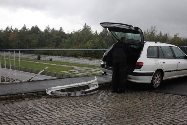 Wypadek nad A4, peugeot wjechał w barierki wiaduktu, Legnica. 08.10.2016