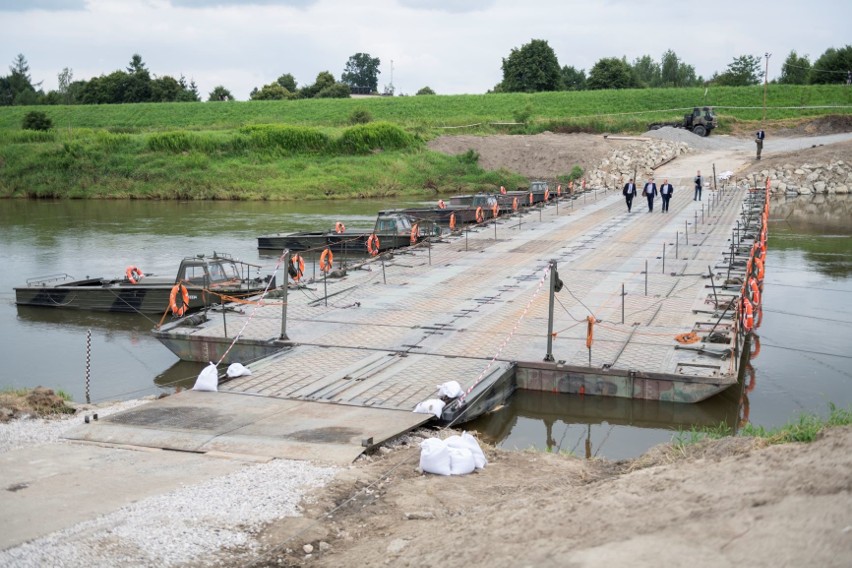 Komunikacja. Przez most na Wiśle Sierosławice-Świniary można już przechodzić i przejeżdżać. Należy uważać, są ograniczenia.