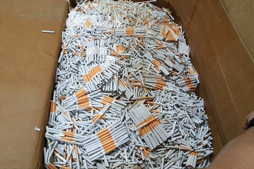 Funkcjonariusze podlaskiej KAS zlikwidowali nielegalną fabrykę papierosów i magazyn tytoniu (zdjęcia)