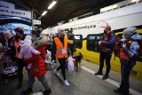 Pociąg humanitarny Kolei Dolnośląskich dotarł do Wrocławia. Przywiózł prawie 600 uchodźców z Ukrainy [ZDJĘCIA]