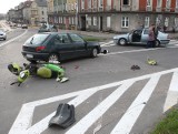 Motorowerzysta uderzył w peugeota na ul. Wolności w Słupsku (zdjęcia) 
