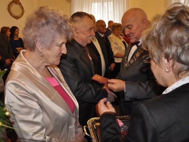 Wśród odznaczonych byli Marianna i Zenon Rybitwowie. Medal wręczył im burmistrz Sandomierza Jerzy Borowski.