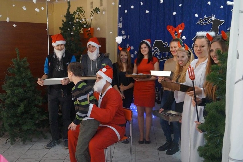Uczniowie "ekonomika" z Mikołajem w Specjalnym Ośrodku Szkolno-Wychowawczym w Oświęcimiu