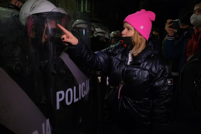 Strajk kobiet: Relacja i zdjęcia. Wielki protest w Warszawie, tysiące ludzi przed domem Kaczyńskiego, ataki na demonstrantów