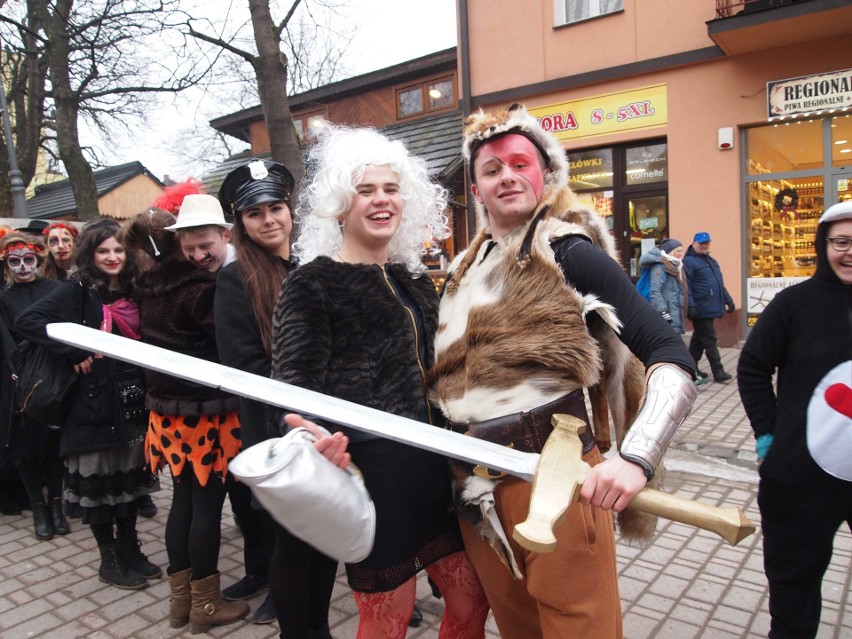 Zakopane. Maturzyści zatańczyli poloneza na Krupówkach [ZDJĘCIA,WIDEO]