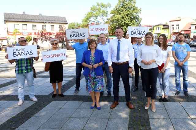 Konferencja prasowa Łukasza Banasia na rynku w Mstowie