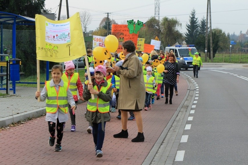 Odblaskowy marsz w Woli Radziszowskiej.