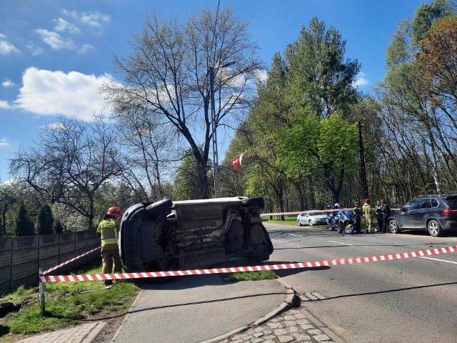 Przewrócony na bok samochód na ulicy Zabrzańskiej w Bytomiu
